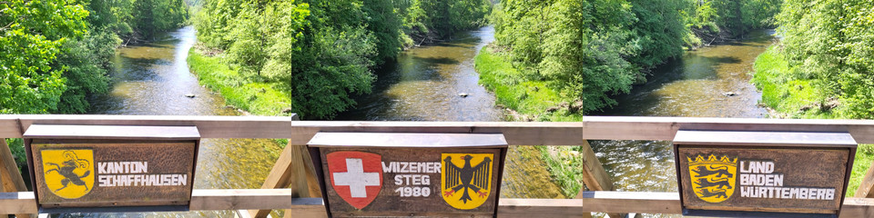 Kollage aus drei Fotos welche die Sicht auf einen kleinen Fluss zeigen, wobei darunter das Geländer aus Holz zu sehen ist, an dem pro Bild je ein Schild zu erkennen ist, das jeweils ein Wappen und Text zeigt. Von Links: «Kanton Schaffhausen», «Wiizemer Steg 1980», «Land Baden Württemberg».
